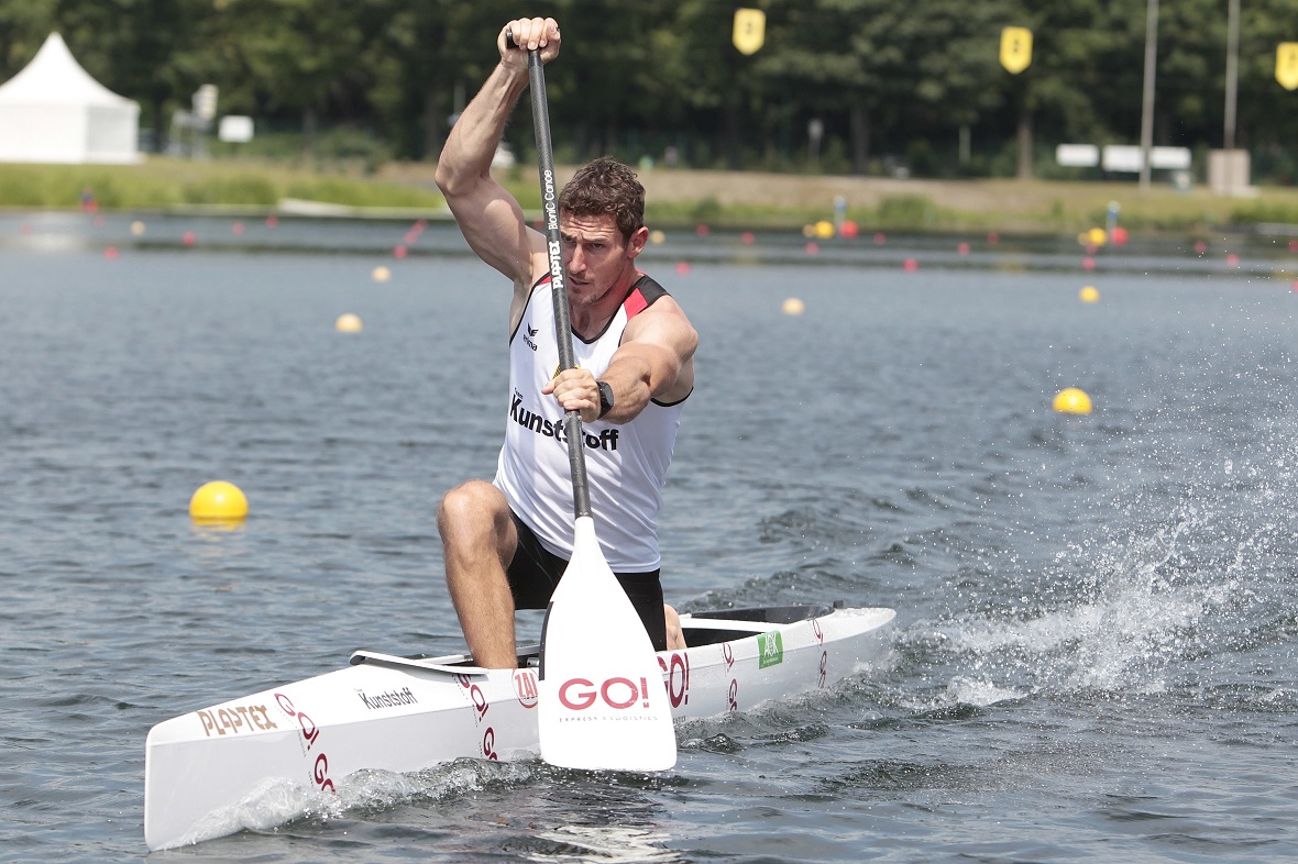 Kanute Sebastian Brendel paddelt in seinem Kanu, im Wasser