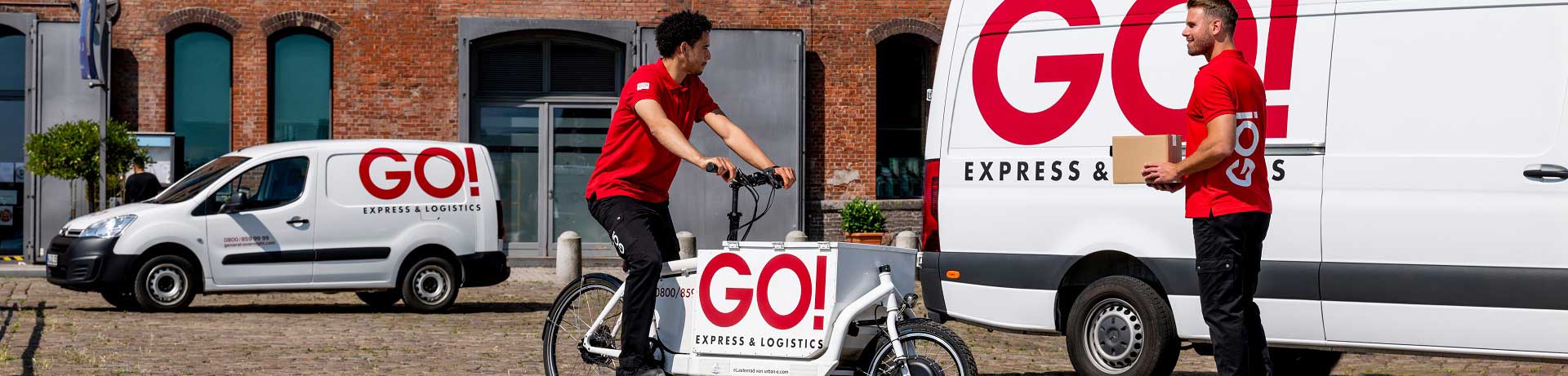 Kurier übergibt Dokumente am Flughafen