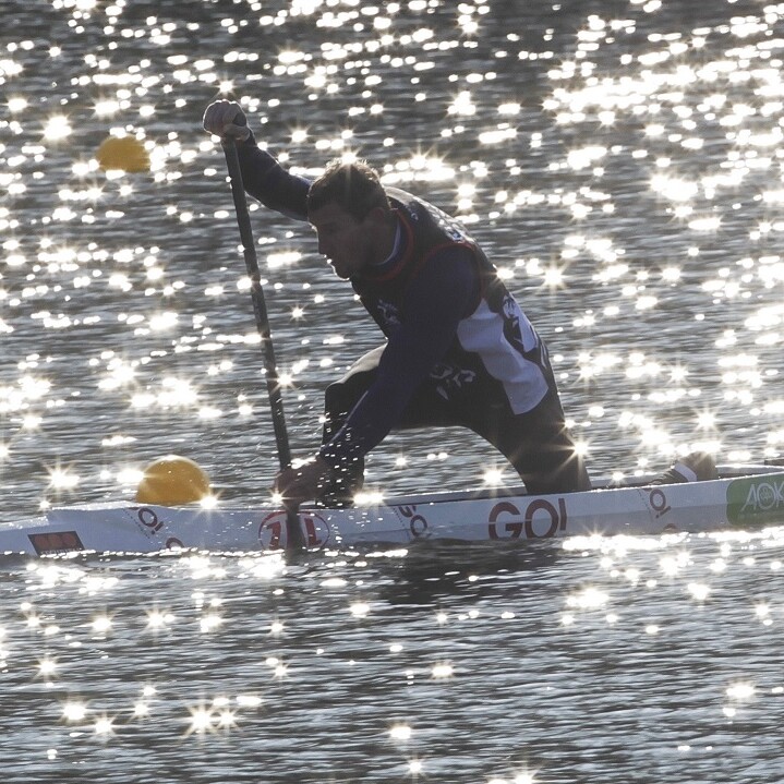 Sebastian Brendel im Wettrennen in seinem GO! Kanu von der Seite aufgenommen. 