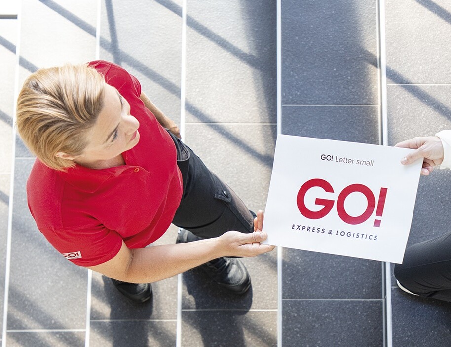 Žena s deskami GO! v kanceláři GO! Express