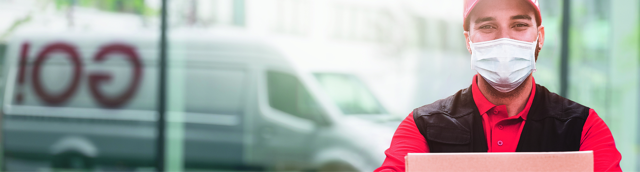 Kurýr se zásilkou GO! 