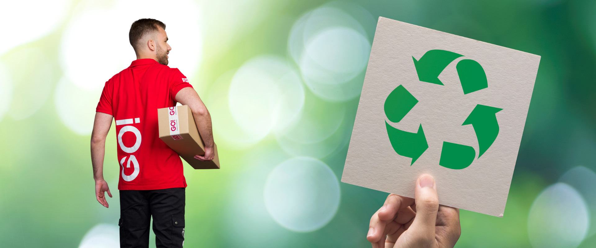 Kurýr GO! se zásilkou a logem recyklace