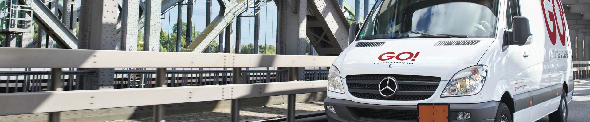 GO! Transporter mit Gefahrgutplakette auf einer Brücke
