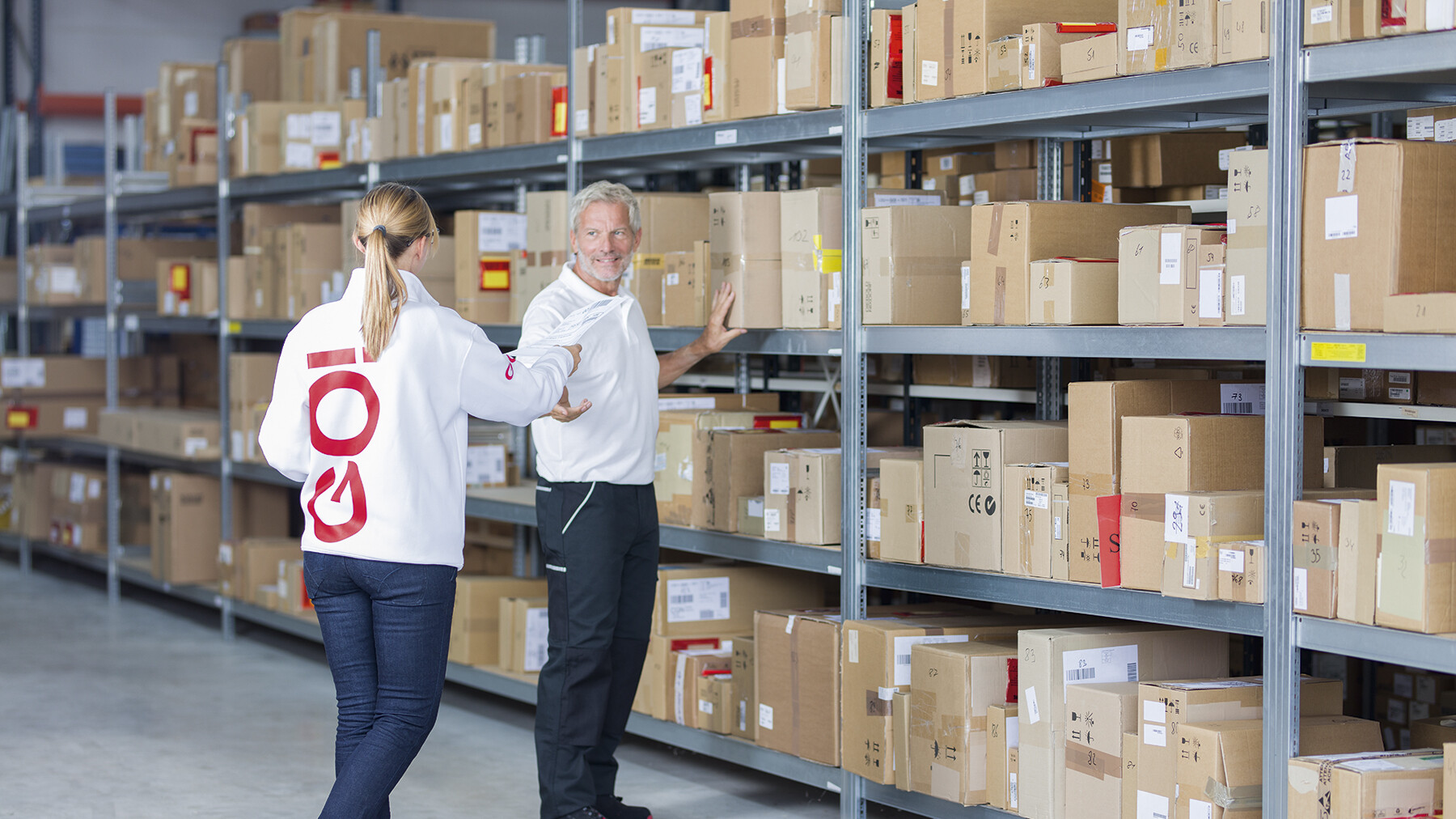 Skladník přebírá zásilku od kurýra GO!