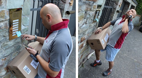 Zwei Bilder. Im linken Bild liest ein GO! Kurier einen Zettel an der Türklingel. In der linken Hand ein Smartphone. Mit seinem rechten Bein und Oberkörper drückt er ein Paket leicht gegen die Hauswand, um das Paket nicht abzulegen. Im rechten Bild hält der gleiche GO! Kurier das Paket mit dem rechten Bein und rechten Arm, während er mit der linken Hand telefoniert